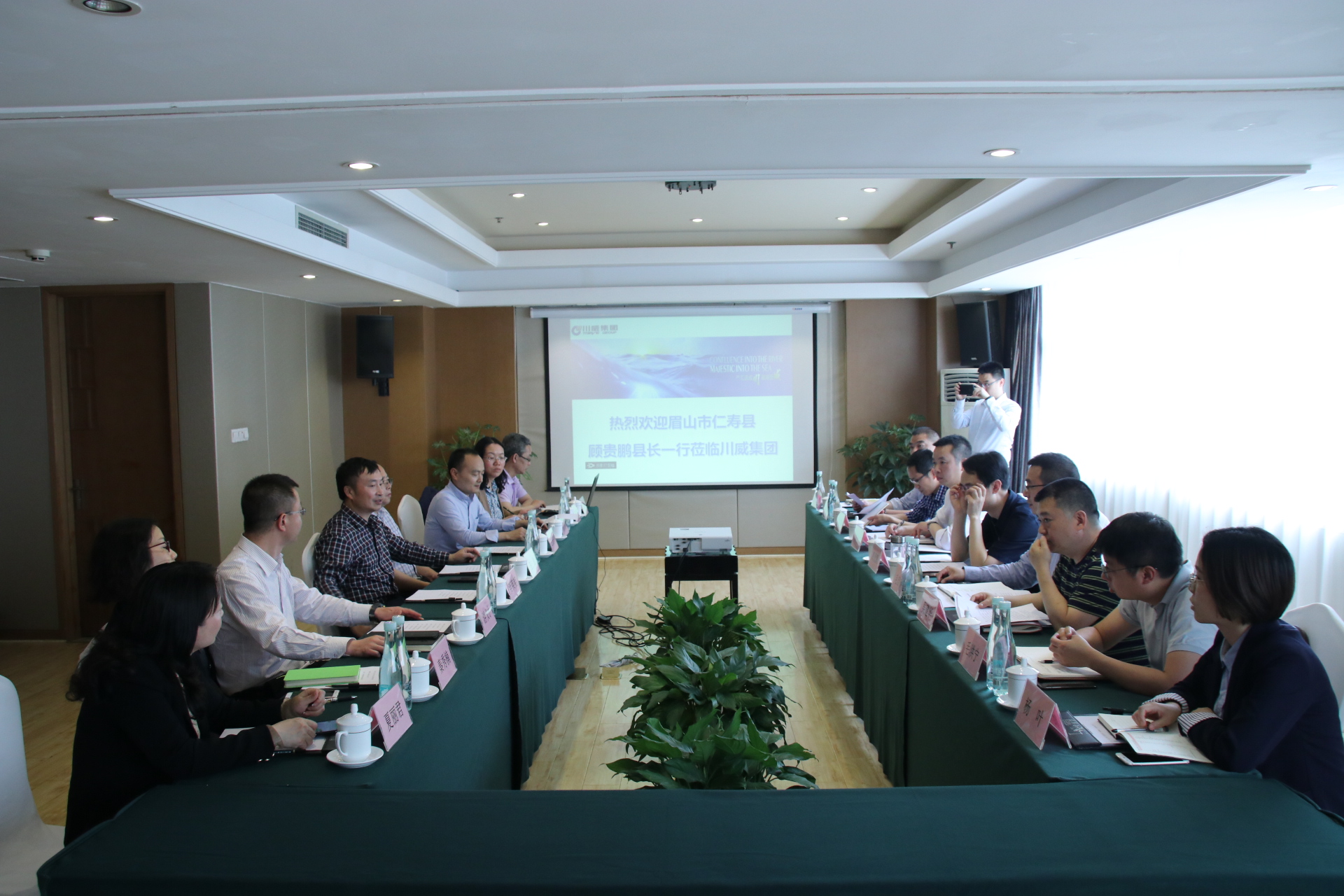 仁壽縣縣委副書(shū)記顧貴鵬蒞臨川威集團(tuán)考察交流