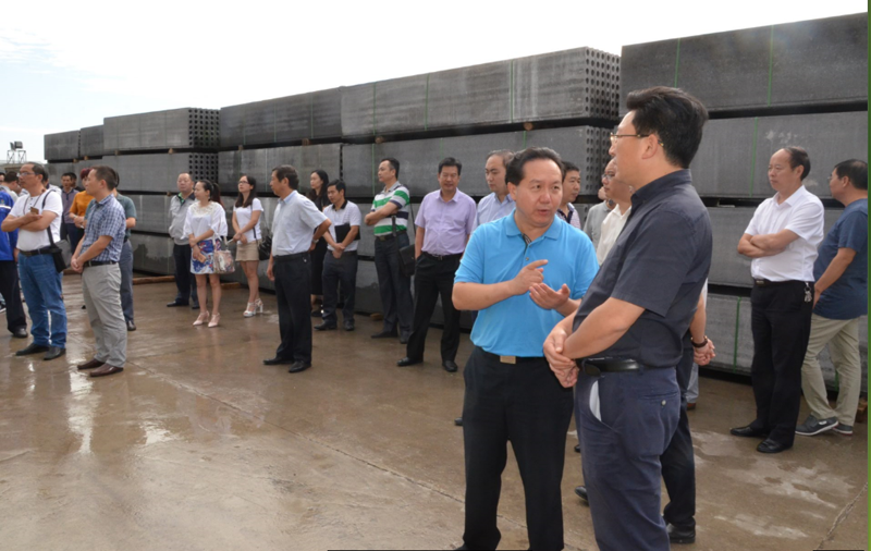 副市長(zhǎng)蔣學(xué)東率參會(huì)供需代表首站到勁騰公司現(xiàn)場(chǎng)參觀(圖1)