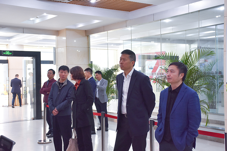 中國銀行四川省分行副行長左焜一行到川威集團(tuán)連界區(qū)域參觀交流(圖1)