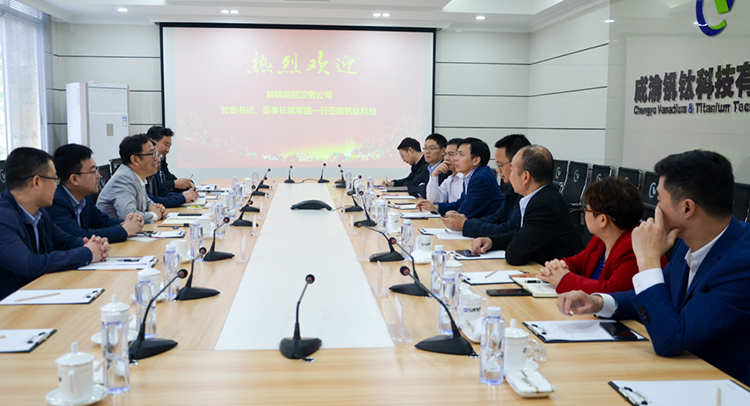 陜鋼集團漢鋼公司到釩鈦科技參觀交流：現(xiàn)場非常震撼，環(huán)境特別好！(圖1)