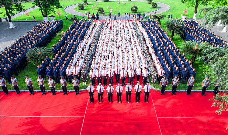 自強不息 追求卓越 創(chuàng)造奇跡 ——集團公司隆重舉行慶祝成立二十一周年升旗儀(圖1)