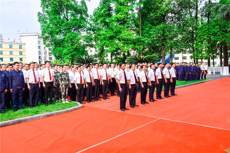 自強不息 追求卓越 創(chuàng)造奇跡 ——集團公司隆重舉行慶祝成立二十一周年升旗儀(圖2)