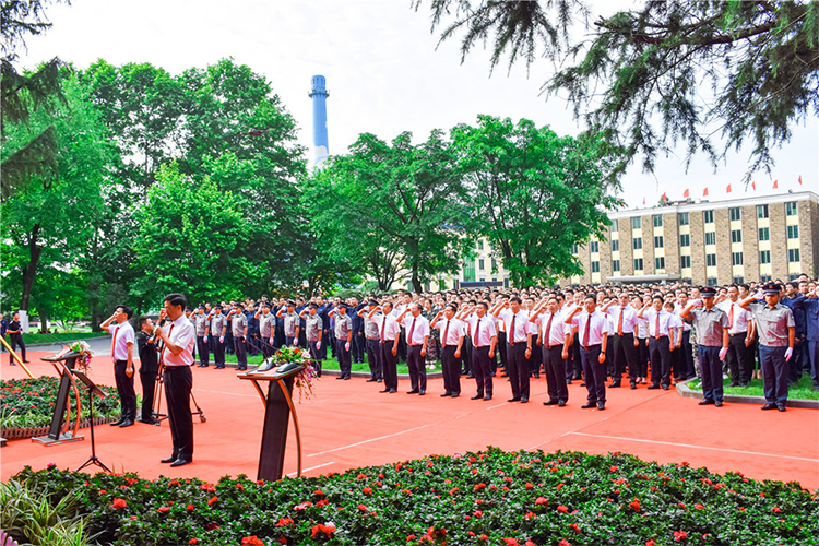 自強不息 追求卓越 創(chuàng)造奇跡 ——集團公司隆重舉行慶祝成立二十一周年升旗儀(圖8)