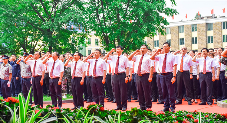 自強不息 追求卓越 創(chuàng)造奇跡 ——集團公司隆重舉行慶祝成立二十一周年升旗儀(圖9)