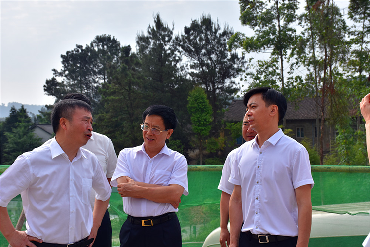 自強不息 追求卓越 創(chuàng)造奇跡 ——集團公司隆重舉行慶祝成立二十一周年升旗儀(圖12)