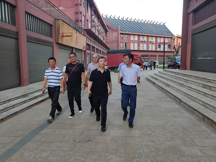 集團(tuán)公司王勁董事長一行視察江川項(xiàng)目并考察江川區(qū)投資環(huán)境(圖1)