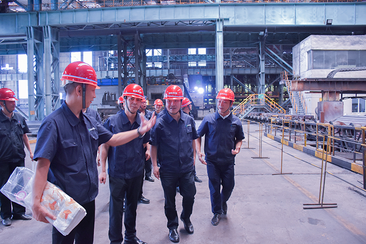 王勁董事長(zhǎng)蒞臨釩鈦科技生產(chǎn)一線(xiàn)送清涼(圖1)