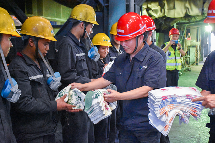 王勁董事長(zhǎng)蒞臨釩鈦科技生產(chǎn)一線(xiàn)送清涼(圖2)