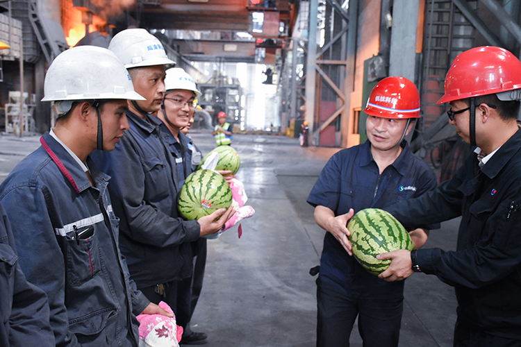 王勁董事長(zhǎng)蒞臨釩鈦科技生產(chǎn)一線(xiàn)送清涼(圖3)