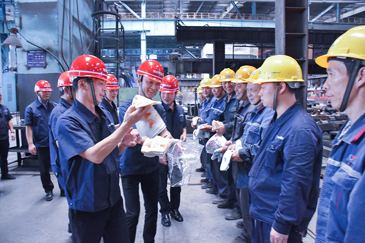 王勁董事長(zhǎng)蒞臨釩鈦科技生產(chǎn)一線(xiàn)送清涼(圖4)