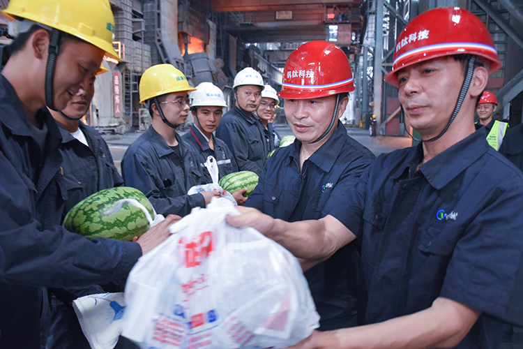 王勁董事長(zhǎng)蒞臨釩鈦科技生產(chǎn)一線(xiàn)送清涼(圖5)