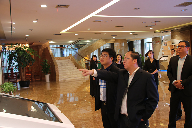 江川區(qū)區(qū)委副書記、代理區(qū)長常成蒞臨川威集團考察交流(圖3)