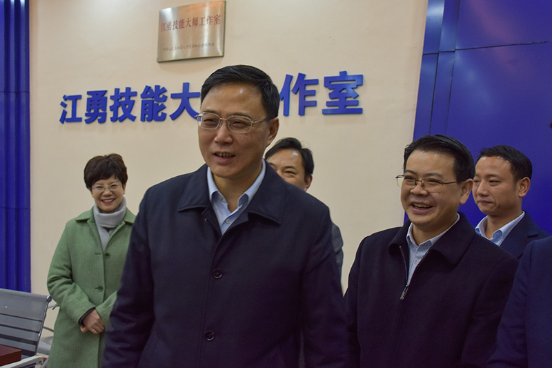 內(nèi)江市委副書(shū)記余先河一行到川威集團(tuán)慰問(wèn)技能大師(圖3)