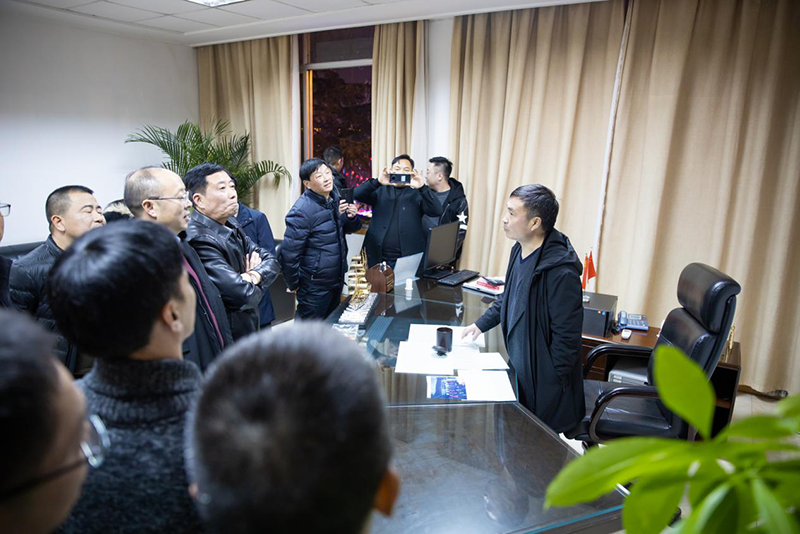 王勁董事長大年三十晚親臨燈會(huì)現(xiàn)場送祝福(圖10)