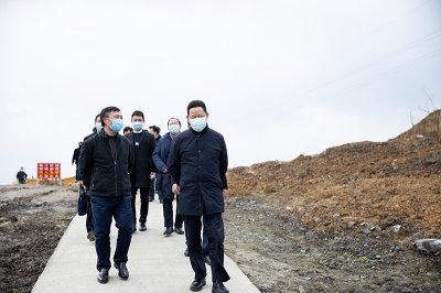 副省長楊興平調(diào)研川威集團連界足球競訓(xùn)基地并指導(dǎo)防疫工作