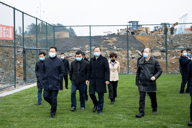 副省長楊興平調(diào)研川威集團(tuán)連界足球競訓(xùn)基地并指導(dǎo)防疫工作(圖3)