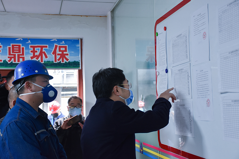 威遠縣委書記于進川赴釩鈦科技調(diào)研脫硫環(huán)保系統(tǒng)運行及疫情防控工作(圖3)