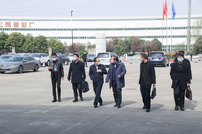 省經(jīng)信廳冶金建材處處長覃有軍蒞臨川威集團成都龍泉生產(chǎn)制造基地考察調(diào)研