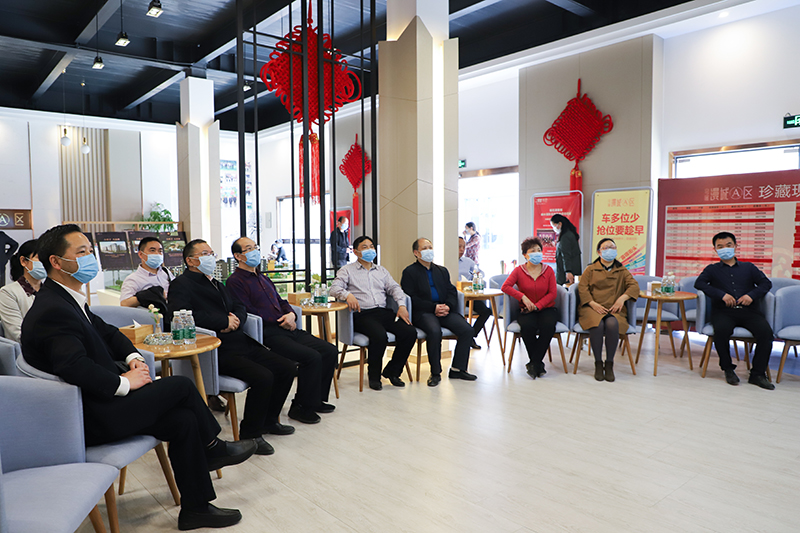 內(nèi)江市人大常委會副主任秦金保一行調(diào)研連界足球競訓基地(圖2)