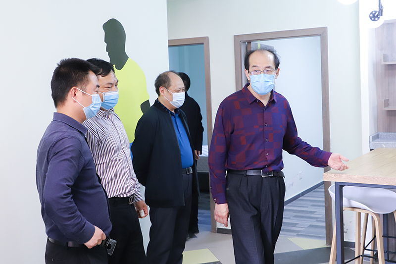 內(nèi)江市人大常委會副主任秦金保一行調(diào)研連界足球競訓基地(圖4)