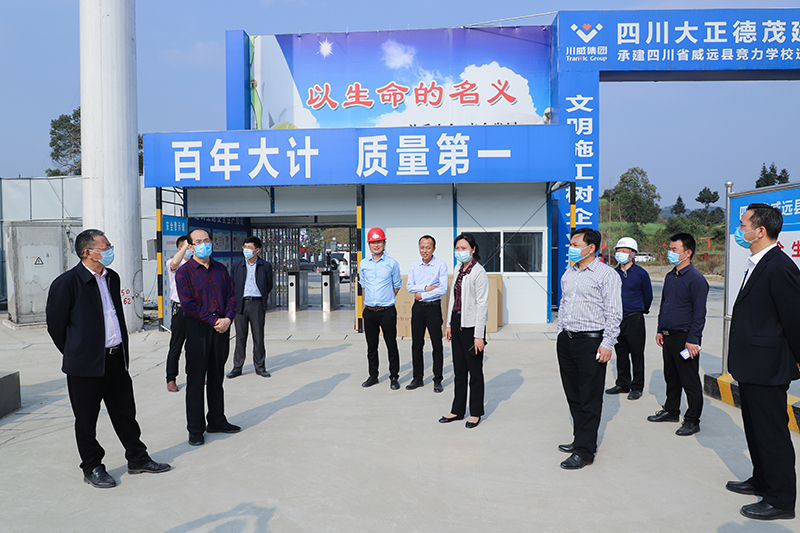 內(nèi)江市人大常委會副主任秦金保一行調(diào)研連界足球競訓基地(圖6)