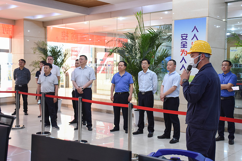 四川鑫展望碳材科技集團(tuán)董事長(zhǎng)劉興鴻一行蒞臨川威集團(tuán)考察交流(圖1)