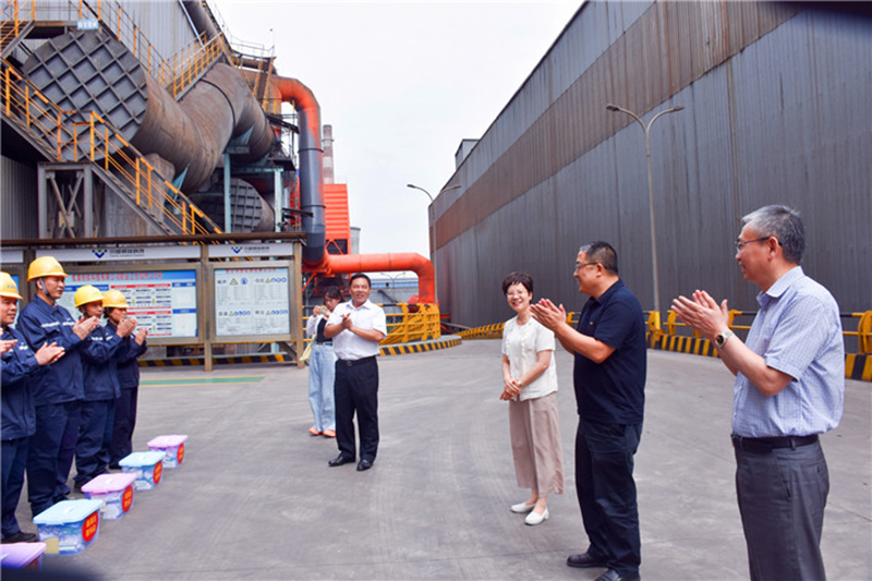 省總工會調(diào)研組到川威連界基地調(diào)研并慰問一線員工(圖1)