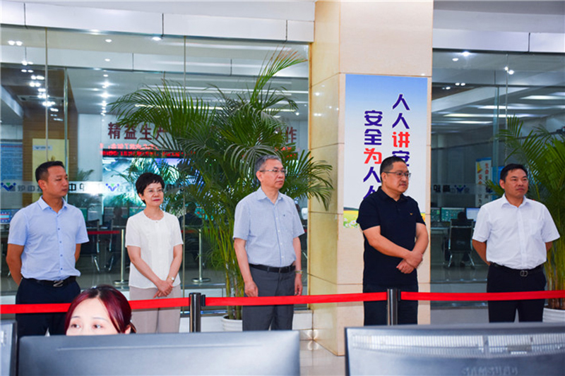 省總工會調(diào)研組到川威連界基地調(diào)研并慰問一線員工(圖4)