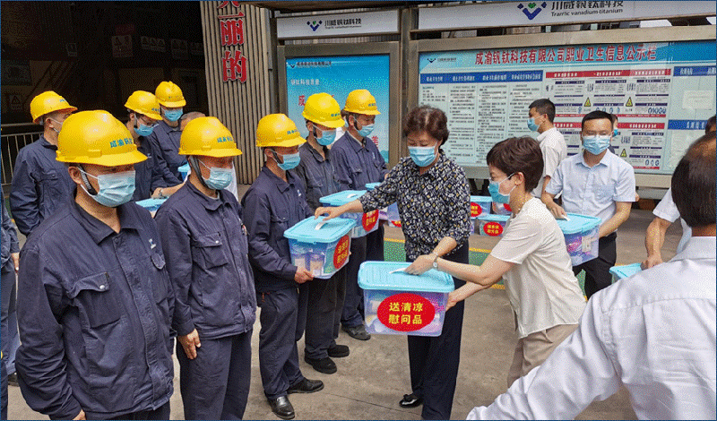 省委常委、統(tǒng)戰(zhàn)部長(zhǎng)、省總工會(huì)主席田向利調(diào)研川威連界基地并慰問(wèn)一線員工(圖3)