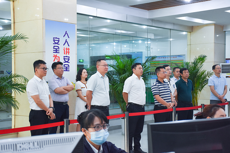 省人社廳副廳長(zhǎng)黃曉東一行蒞臨川威調(diào)研(圖1)