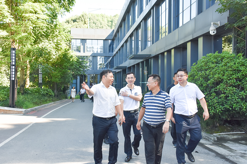 省人社廳副廳長(zhǎng)黃曉東一行蒞臨川威調(diào)研(圖4)