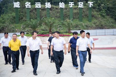 四川省旅游投資集團(tuán)領(lǐng)導(dǎo)蒞臨川威集團(tuán)考察國家南方·連界足球競訓(xùn)基地