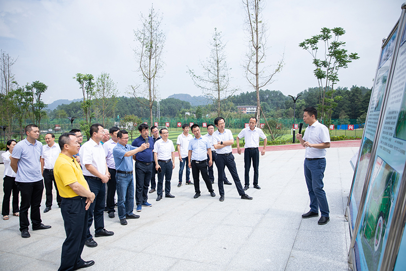 四川省旅游投資集團(tuán)領(lǐng)導(dǎo)蒞臨川威集團(tuán)考察國家南方·連界足球競訓(xùn)基地(圖2)