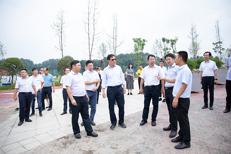 四川省旅游投資集團(tuán)領(lǐng)導(dǎo)蒞臨川威集團(tuán)考察國家南方·連界足球競訓(xùn)基地(圖3)