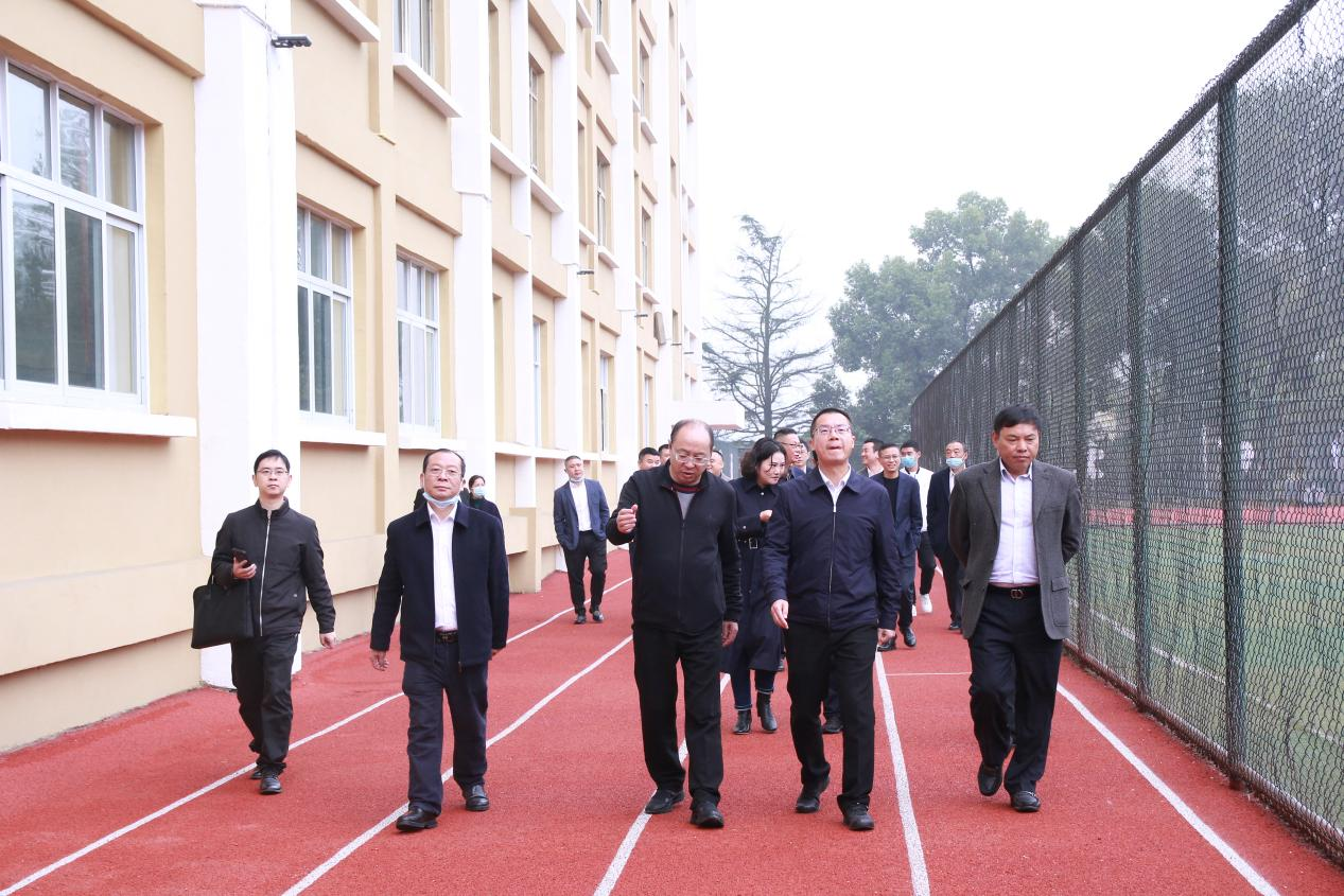 威遠(yuǎn)縣縣委書記蘭徐一行到博駿雙語學(xué)校調(diào)研(圖1)
