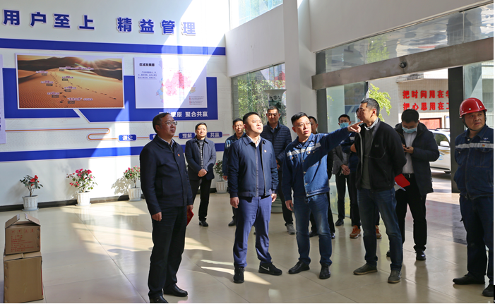 米易縣縣長代坤宏一行蒞臨星船城瑞達(dá)公司開展新春送溫暖慰問困難職工活動(圖1)