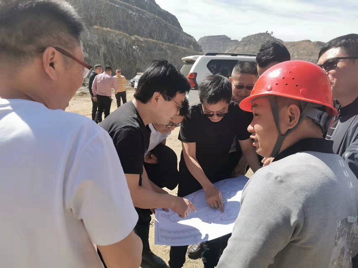 四川省自然資源投資集團總工程師李仕榮一行蒞臨礦業(yè)總公司白草礦區(qū)參觀考察(圖2)