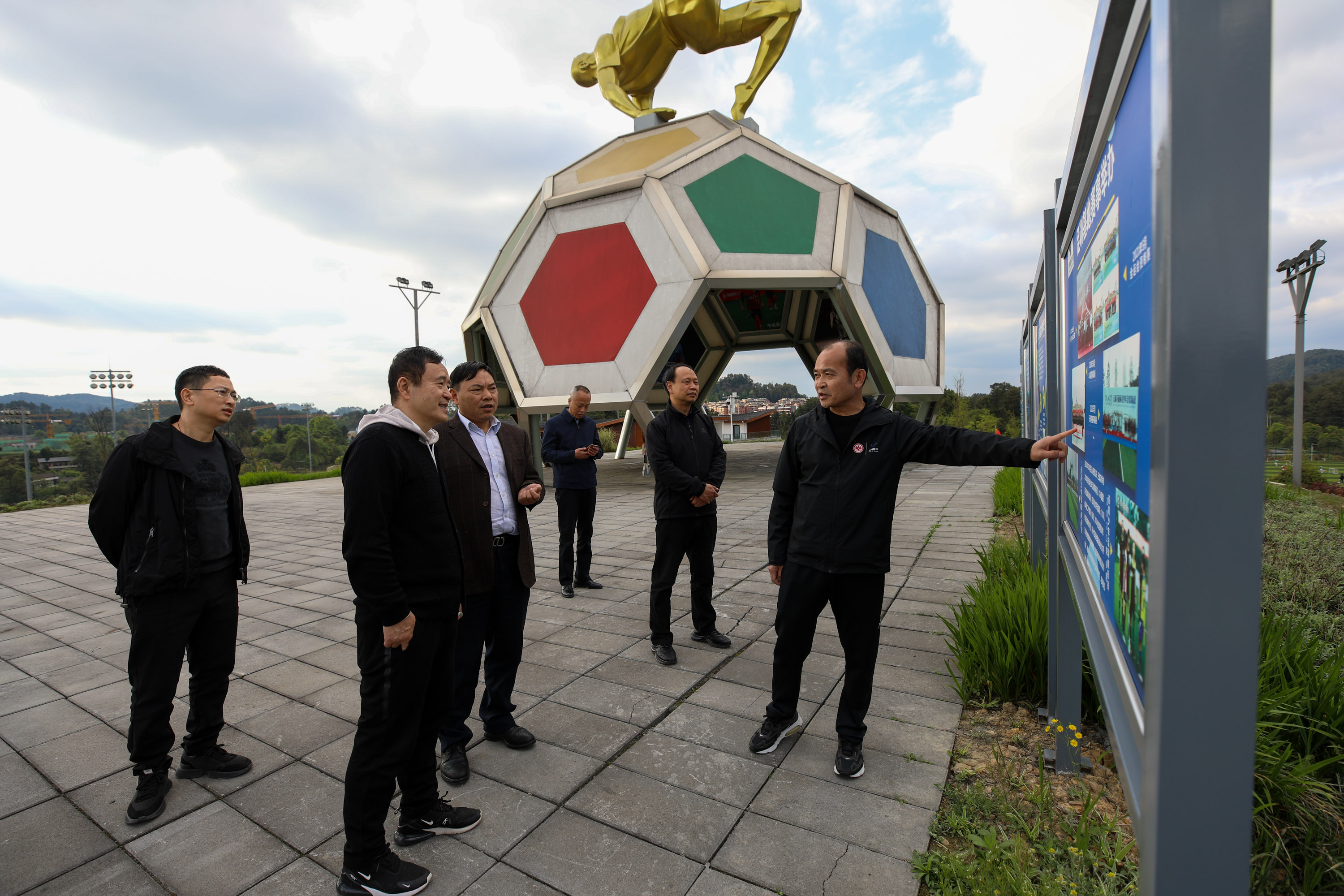 省政協(xié)原副主席唐堅一行到川威連界基地調(diào)研(圖2)