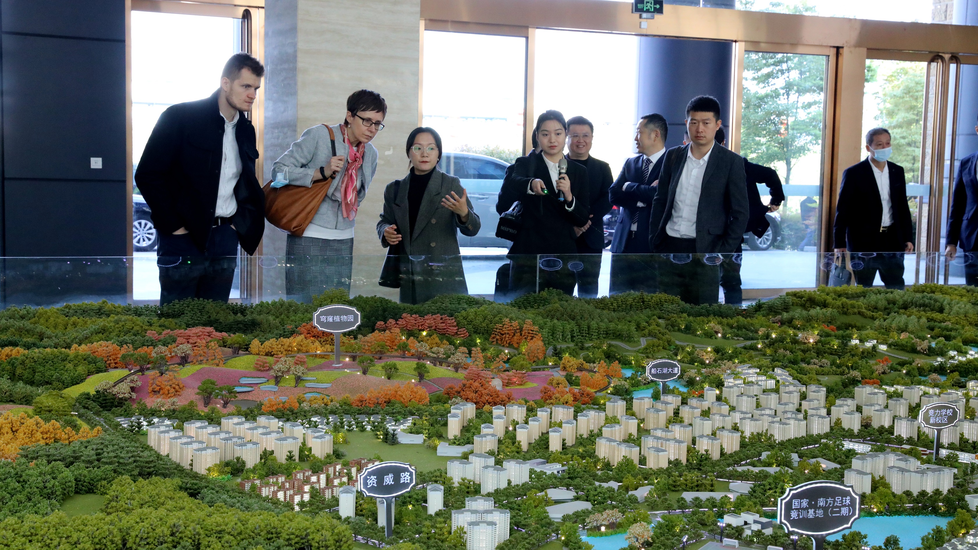 捷克駐成都總領(lǐng)事館卡特瑞娜一行蒞臨川威考察交流