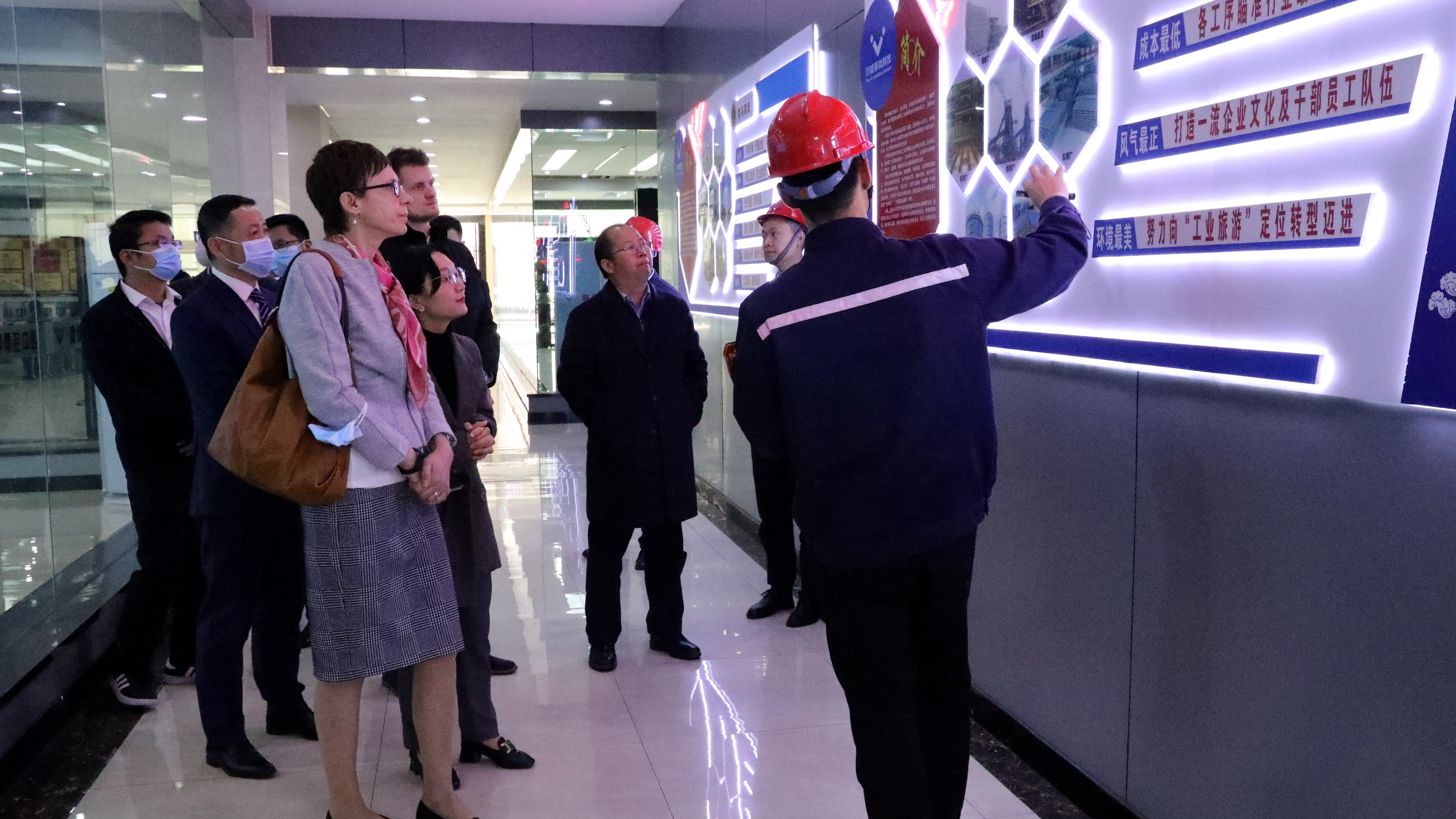 捷克駐成都總領(lǐng)事館卡特瑞娜一行蒞臨川威考察交流(圖3)