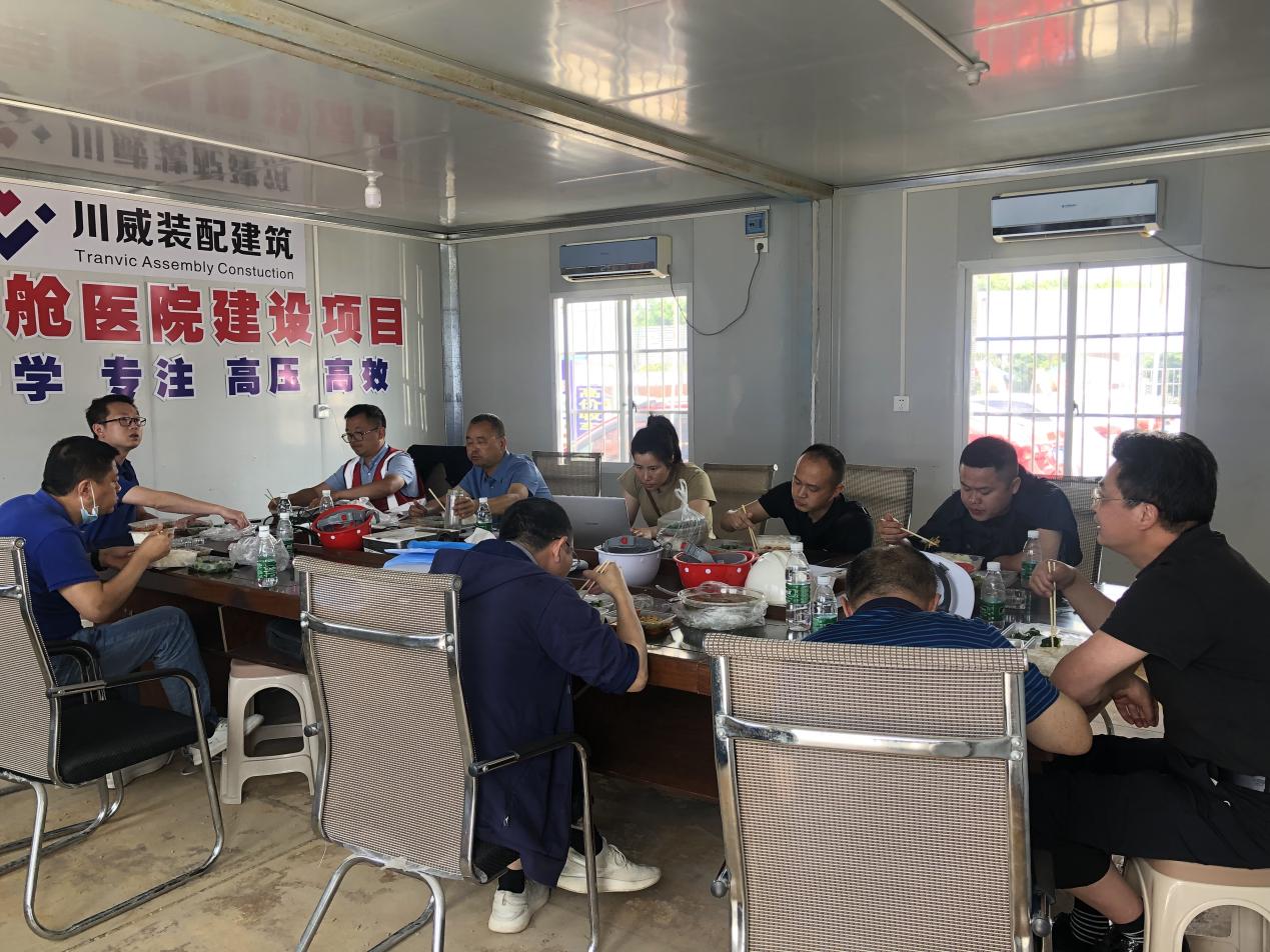 內(nèi)江市委常委蔣學(xué)東到集團承建的隆昌方艙醫(yī)院項目  調(diào)研檢查工作(圖5)