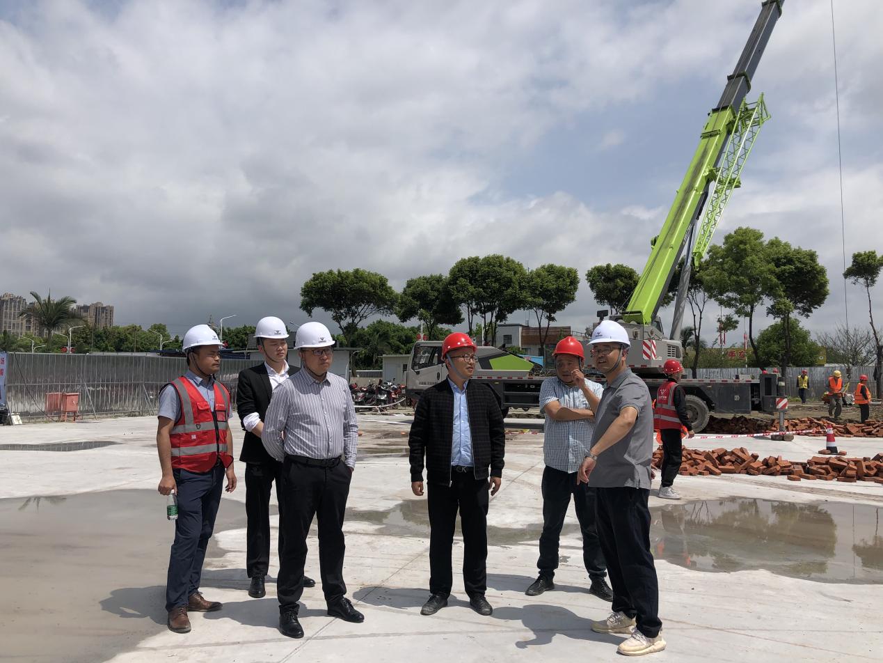 內(nèi)江市委常委蔣學(xué)東到集團承建的隆昌方艙醫(yī)院項目  調(diào)研檢查工作(圖6)