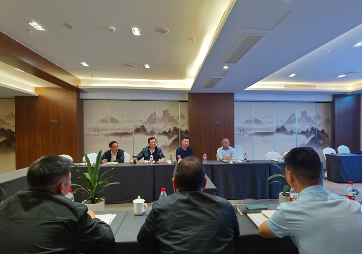 集團(tuán)董事長王勁組織召開礦業(yè)總公司鹽源片區(qū)工作專題會
