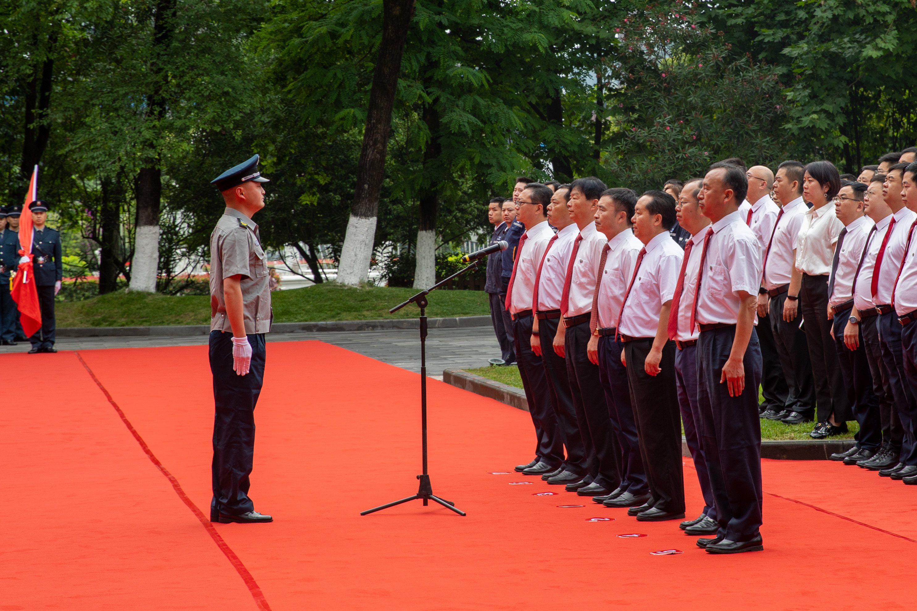 堅(jiān)守底線(xiàn) 砥礪前行——川威集團(tuán)隆重舉行升旗儀式(圖2)