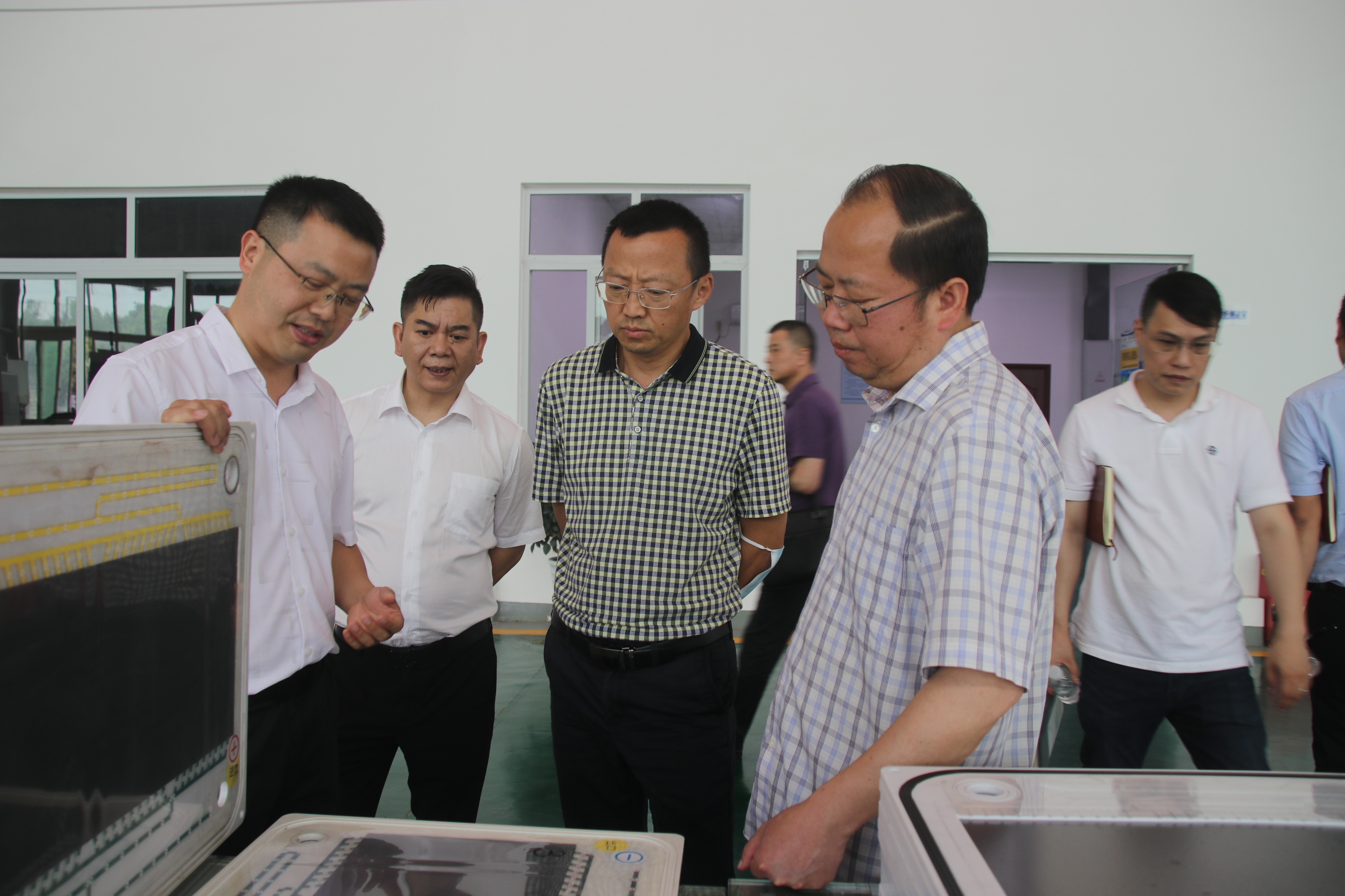 內江投控集團總經理張軼到訪川威考察調研