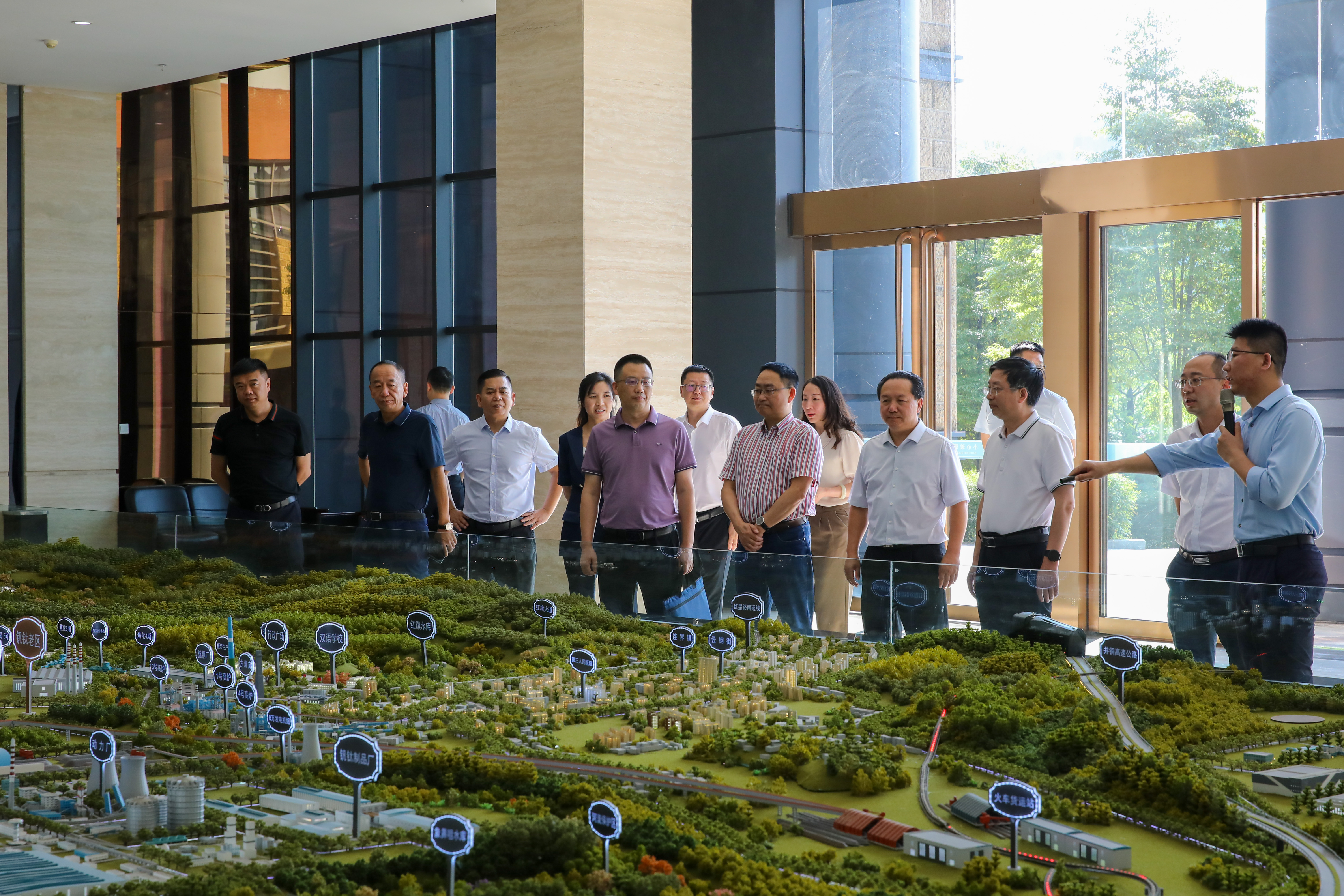 德陽發(fā)展集團(tuán)到川威考察交流(圖1)