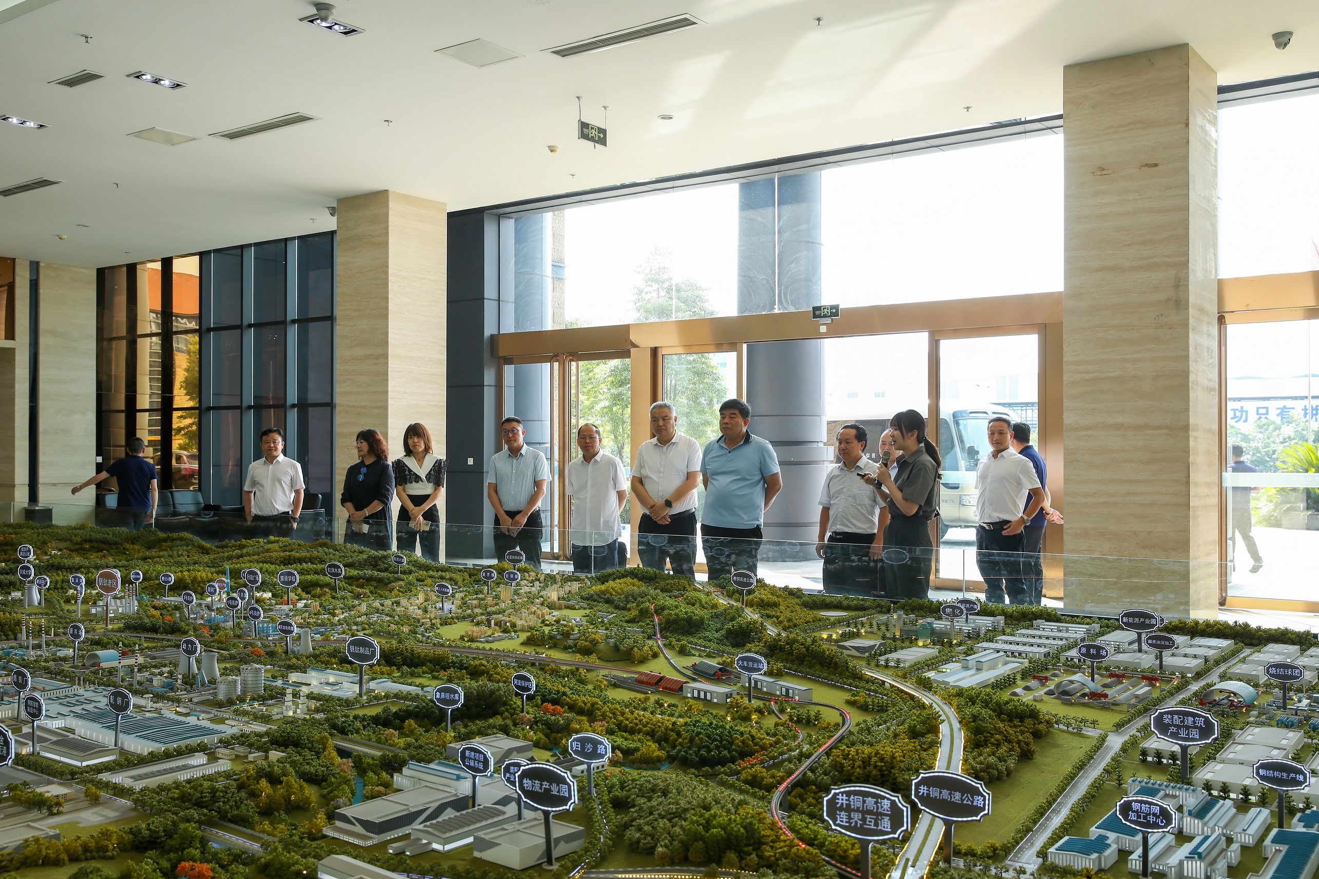 天津友發(fā)集團(tuán)董事長(zhǎng)李茂津一行來(lái)川威考察交流(圖1)