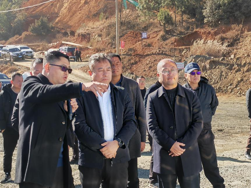 涼山州州委常委、州政府常務(wù)副州長向貴瑜到礦業(yè)總公司白草礦區(qū)調(diào)研