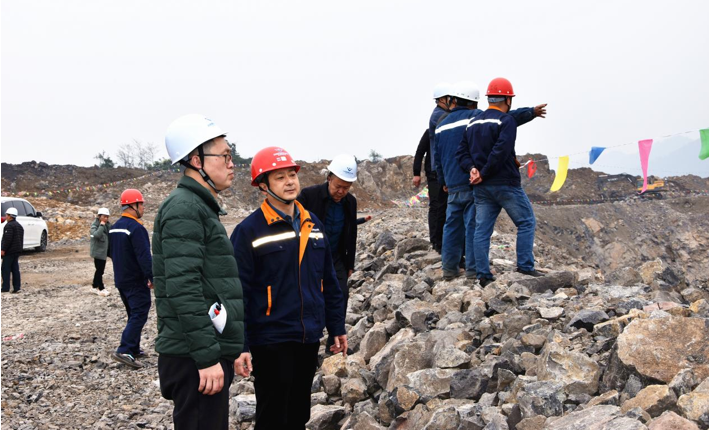 國家礦山安全監(jiān)察局領(lǐng)導(dǎo)一行蒞臨星船城瑞興公司桃子坪石灰?guī)r礦調(diào)研檢查(圖2)