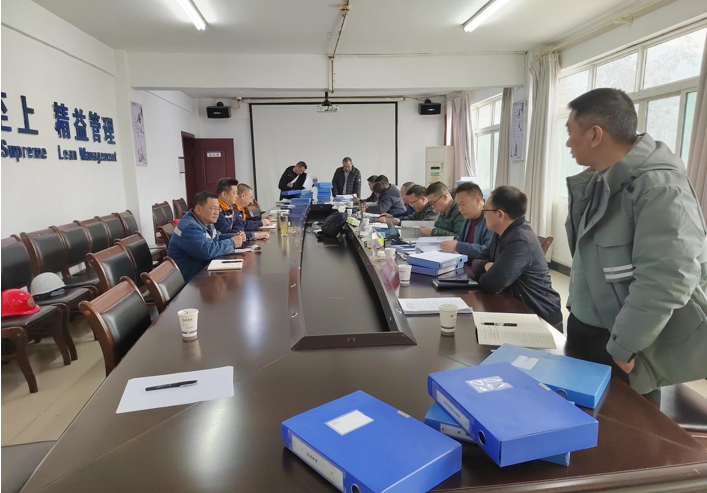 國家礦山安全監(jiān)察局領(lǐng)導(dǎo)一行蒞臨星船城瑞興公司桃子坪石灰?guī)r礦調(diào)研檢查(圖3)